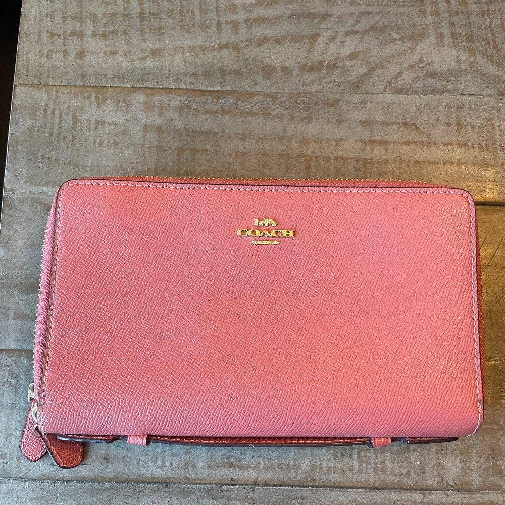 ✨ Pretty Pink Coach Wallet — Spacious & Stylish! ✨